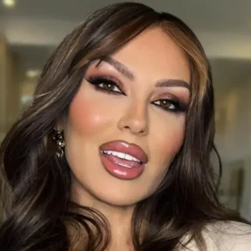 Arta Bajrami si cikë e re, ajo nuk njeh moshë, pozon midis plazhit,  i bëhet trupi çokollatë