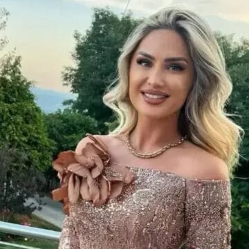 Engjëllusha publikon fotografi nga shtëpia e burrit, po rri e veshur me fustan të gjatë për t’i pritur mysafirët që po vijnë