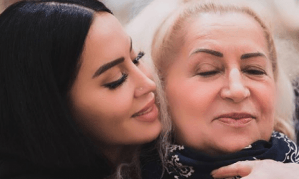 dafina-zeqiri-750x439-1-600x360 Jo veç me motrën, Dafina hidhërohet edhe me nënën e saj, ajo nuk ia uron as lindjen e djalit – e injoron nipin, s’do t’ia shoh sytë