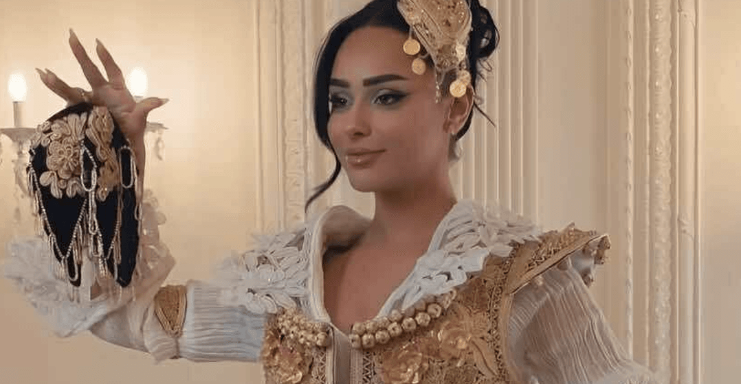 Egli Tako e bën pishman Gjestin dhe nënën e tij që s’e pranuan për nuse, pozon me dimija