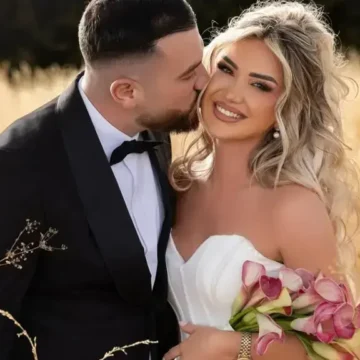 Engji publikon fotografi nga shtëpia e burrit, po rri e veshur me fustan të gjatë për të pritur mysafirë