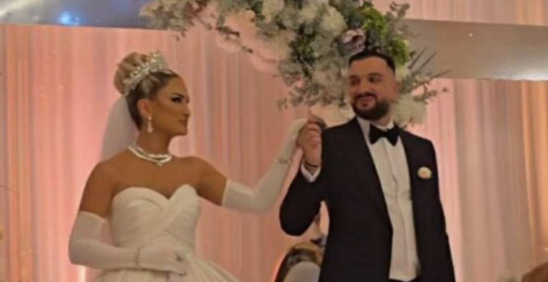 Engjëllusha shpërthen në lot kur përshëndet vëllezërit, ajo prishë edhe grimin e saj (PAMJE)