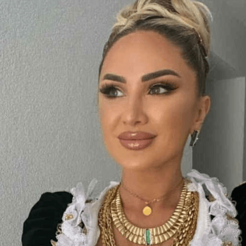 engji Engji vishet me dallamë e mbushet me dukat në Ditën e Grave, kështu i priti gratë e katundit një ditë pas dasmës