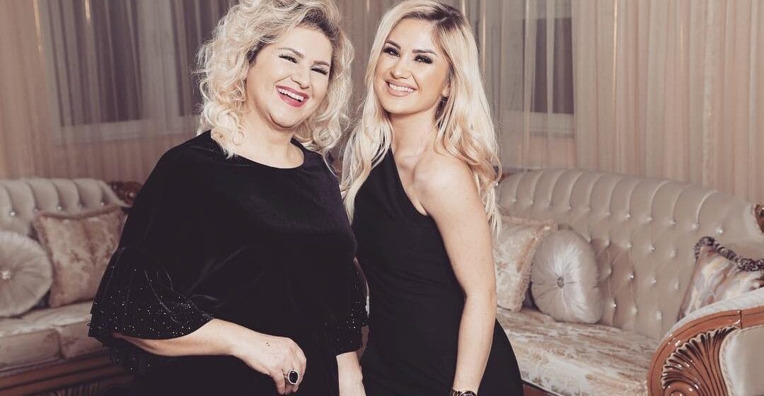 Engji nuk po e dëgjon vjehrrën as burrin, ajo po rri vetëm te nëna-nuk po i pret musafirët e shtëpisë