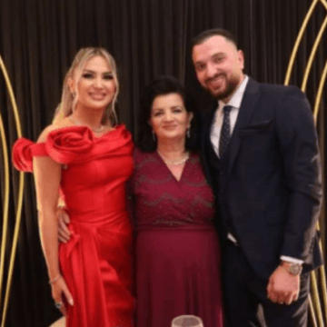 engji-8 Engji e argëton familjen e burrit, ia krisë këngës para burrit, vjehrrës, kunatës e kunetëve – vishet me fustan e mbulohet me ari