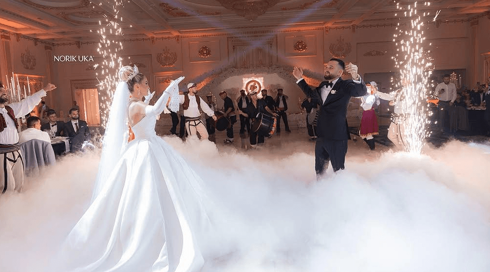 Ani pse s’ia ka anën për vallëzim, Mërgimi nuk ia prish qefin Engjit, del e kërcen para gjithë dasmorëve – shihni reagimin