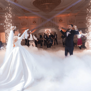 engji-vallezimi Ani pse s’ia ka anën për vallëzim, Mërgimi nuk ia prish qefin Engjit, del e kërcen para gjithë dasmorëve – shihni reagimin