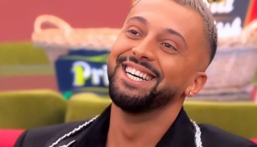 Gjesti zbulon të dashurën e tij të re, ja kush është vajza që po e ledhaton atë