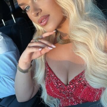 Learta nuk e humb rastin për ta marrë vëmendjen edhe në dasmën e Engjit, çikës ia bëri fustanin e frizurën si grua e vogël