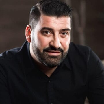 164369443_293268985487879_6883633064343650772_n Meda marton mbesën e tij, gjesti i tij merr vëmendjen e të gjithë dasmorëve, ai i kushtoj këngë mbesës