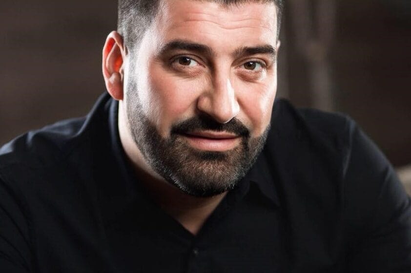 Meda marton mbesën e tij, gjesti i tij merr vëmendjen e të gjithë dasmorëve, ai i kushtoj këngë mbesës