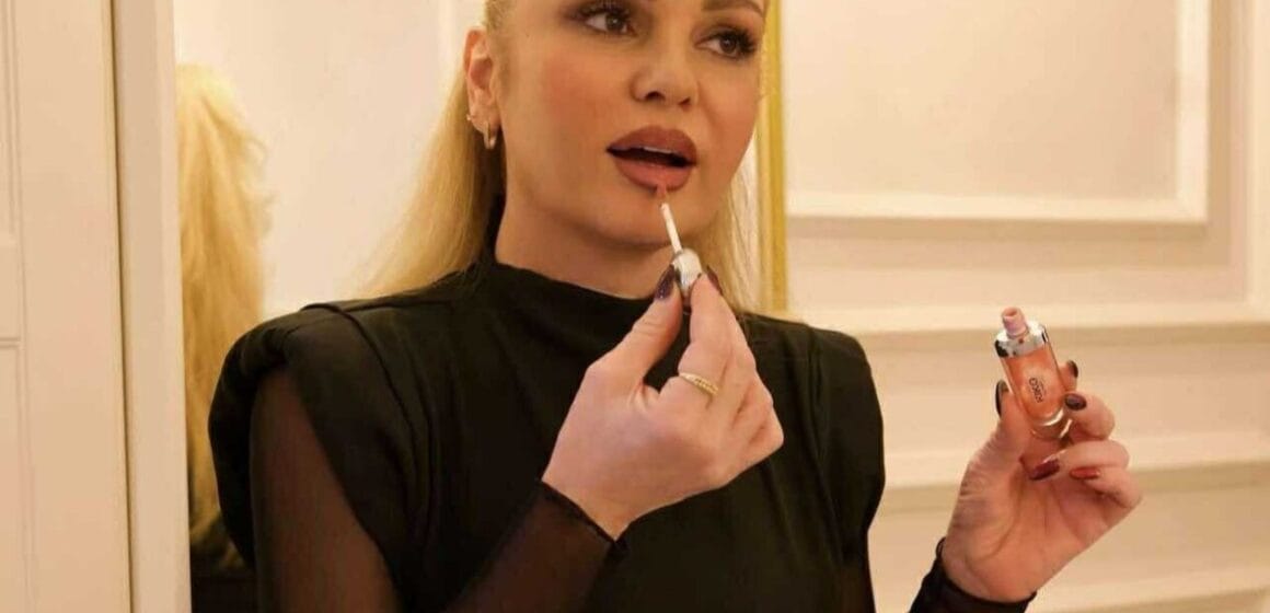 Vjollca Haxhiu po duket si çikë e re, ky është sekreti i saj-pa asnjë rrudhë në ballë