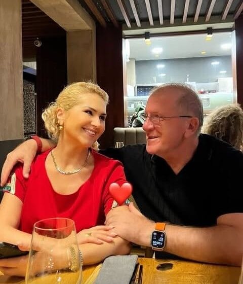 Engjin e ka marrë shumë malli për nënën dhe babanë e saj, fillon të qajë e publikon një foto rrënqethëse