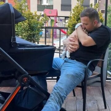 Burri i Dafinës qenka baba shumë i devotshem, kështu po e vë në gjumë djalin – derisa Dafi rri me telefon në dorë