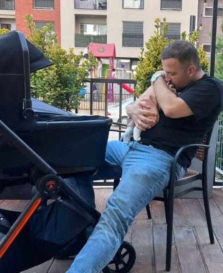 Burri i Dafinës qenka baba shumë i devotshem, kështu po e vë në gjumë djalin – derisa Dafi rri me telefon në dorë