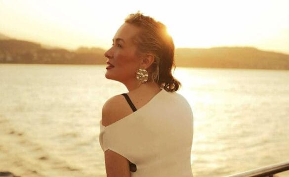 Adriana-Matoshi-2-585x358 Deputetja e Vetëvendosjes, Adriana Matoshi shkoj në pushime dhe e harroi kuvendin