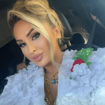 Vjehrrën e paska ulë mbrapa në makinë, e vetë është ulë përpara me Mërgimin, Engji nuk po i intereson për të (PAMJE)