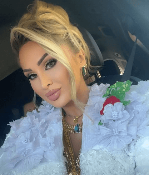 Vjehrrën e paska ulë mbrapa në makinë, e vetë është ulë përpara me Mërgimin, Engji nuk po i intereson për të (PAMJE)