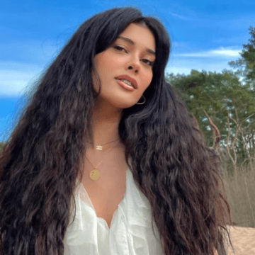 I martoi të gjithë, këtë vit edhe edhe vetën, këngëtarja kosovare kurorëzon dashurinë si në përralla