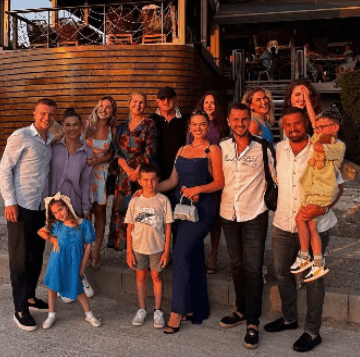 Familja e Shyhrete Behlulit janë bërë bashkë në një pushim, por dhëndrri i ri po mungon në fotografi