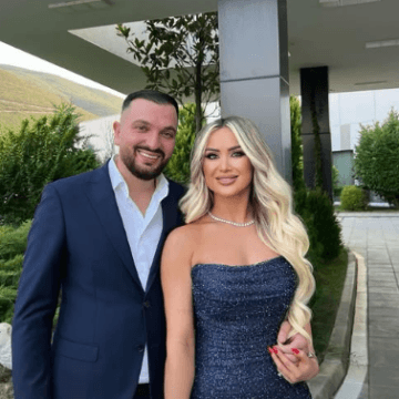 Engji shkon për herë të parë në një dasmë me burrin si e martuar, pozojnë me plot dashuri pranë njëri-tjetrit