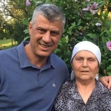 Nëna e Hashim Thaçit feston sot ditëlindjen e 88-të larg të birit – nëna Hyrë e mërzitur për djalin