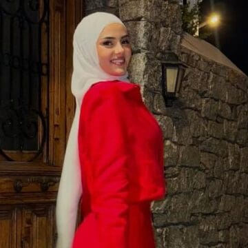 Hati harron Jasharin, ky është biznismeni që po ia mbush shtëpinë me lule dhe dhurata