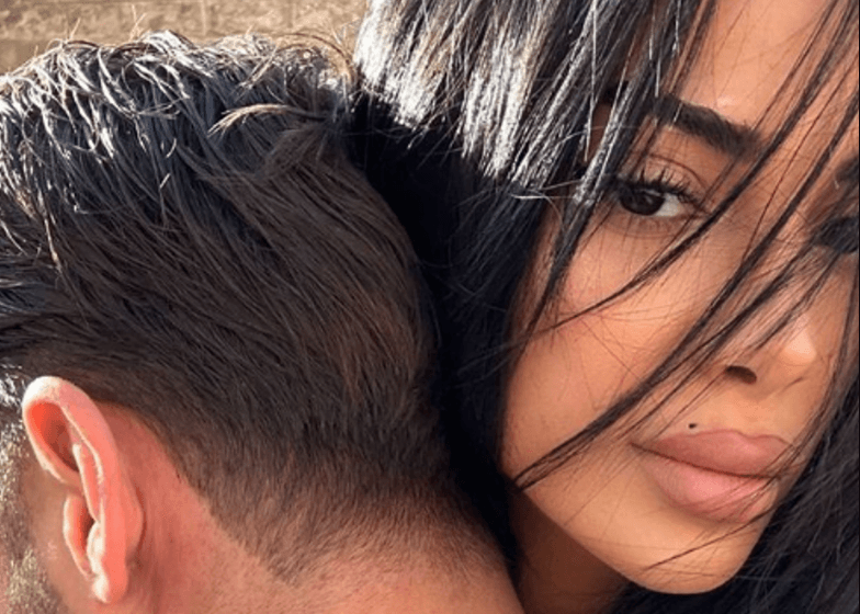 Kaderit ia sjell i dashuri i ri buqetën me lule më të madhe se vet, Lumbardhit i vjen inati dhe bën një reagim si fëmijë