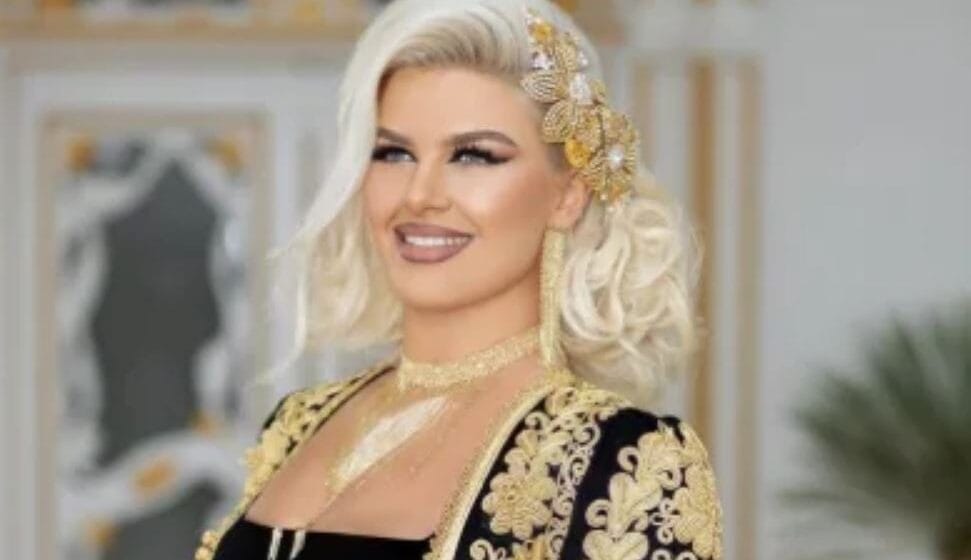 Një nuse si Learta, po i bën hyzmet vjehrrës e veshur me dimija e mbushur me ari, del edhe në rrugë e rregulluar