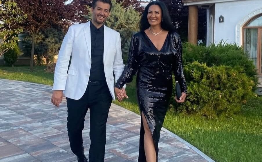 Kështu po duket Labinot Tahiri me bashkëshorten, sonte në fejesën e djalit të tyre (Foto)