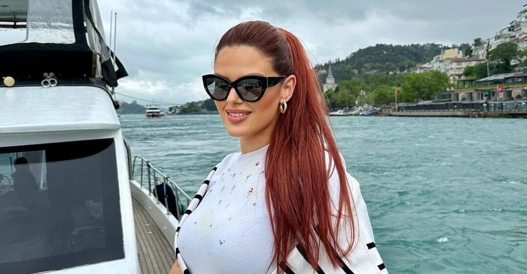 Reja e Shyhretes është tranu krejt. e bëri hor familjen e burrit duke pozuar e zhveshur pa pikë marre – do të habiteni