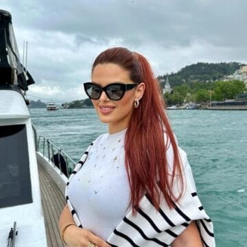 Learta11-1 Reja e Shyhretes është tranu krejt. e bëri hor familjen e burrit duke pozuar e zhveshur pa pikë marre – do të habiteni