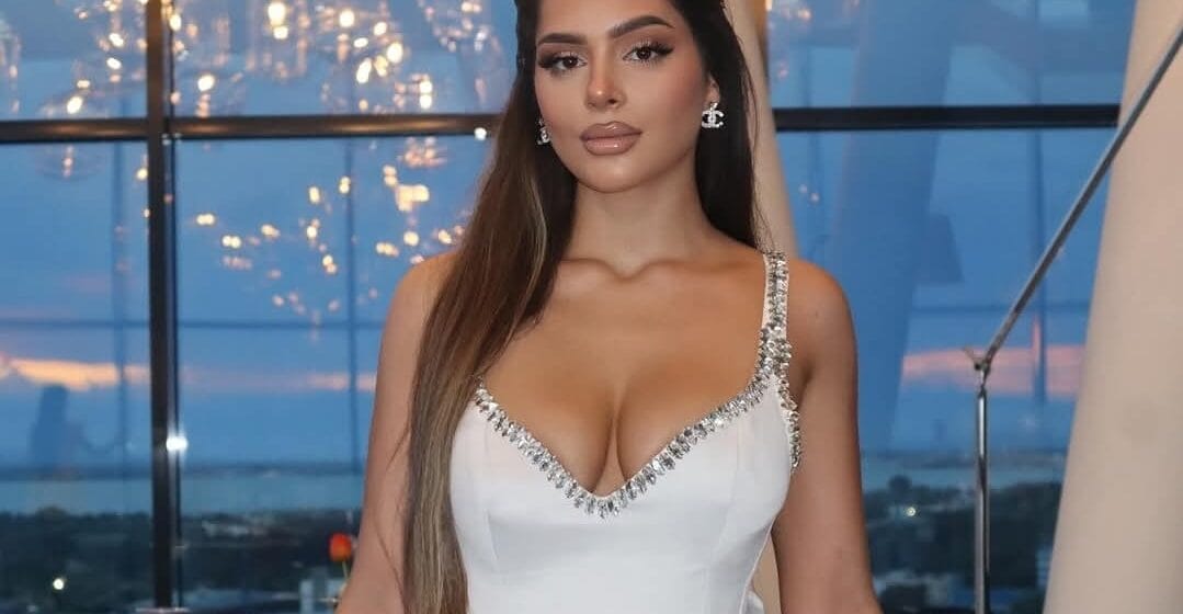 Lelës gati po i ‘shpërthen’ gjoksi, kështu mundohet ta mbulojë atë, Leos ia merr fytyrën