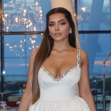 Lela6 Lelës gati po i ‘shpërthen’ gjoksi, kështu mundohet ta mbulojë atë, Leos ia merr fytyrën