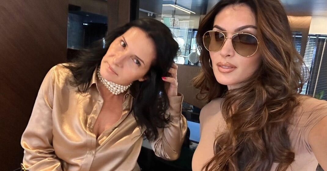 Nora Istrefi publikon fotografi me nënën, por një gjë nuk po shkon me nënë e bijë, ky detaj mori gjithë vëmendjen