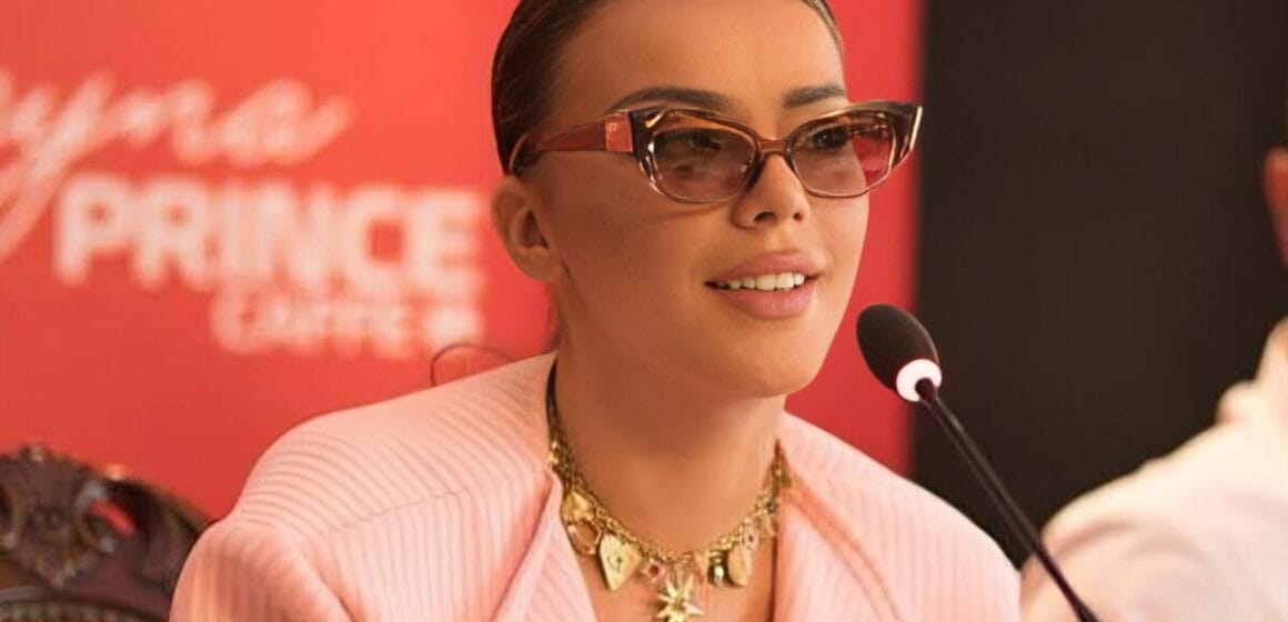 Edhe kjo nuk pritej nga Tayna, ajo po i ktheht fytyrës saj të vjetër, ka shkuar në klinikë për të hequr fillerin e botoksin