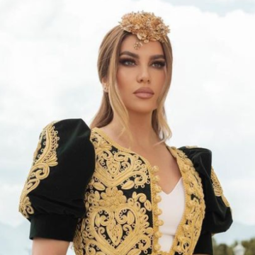 Pas martesës Leonora Jakupi ia bën qefin vjehrrës, ajo veshet në dimij e tasfes në kokë për hatër të saj