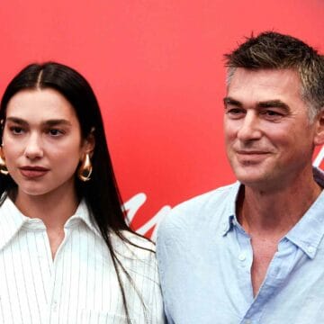 dua-lipa-parents-6-4235344725fc40bcb928408415bdd2d3 30 pranvera për Dua Lipën, babai i saj emocionon me një urim që prek zemrat e të gjithëve