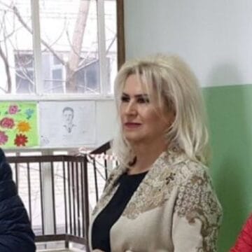 Engjin e ka marrë shumë malli për prindërit e saj, ajo prej punëve të shtëpisë nuk paska mundur të jetë pranë për ditëlindjen e babait