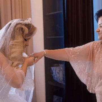 engji-21 Engji bëri veprimin e papritur për vjehrrën, ajo bëri një tatu të vogël për ta kujtuar gjithmonë nënën e burrit