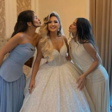 Tani grua e martuar, Engji e mërzitur që s’mundi të shkojë në fejesën e mbesës, i përloti të gjithë me fjalët për të