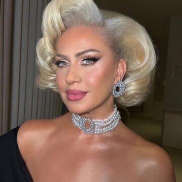 Gili ka harruar që është gjyshe, ajo vishet si çikë e re, me këtë ngjyrë të fustanit ia paska huqur shumë