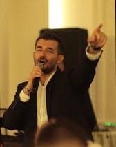 images (1) Një vjehërr si Labi, ai po i këndon nuses djalit në fejesë, dhurata e tij madhështore do iu lë pa fjalë