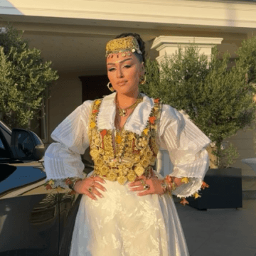 Kumrijes iu nda djali me gru, ndërsa motra tjetër Elhamja po e veshë nusen e djalit në dimij e jelek