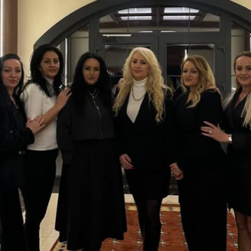 mustafa Motrat Mustafa të veshura në të zeza, lajmi i hidhur në familjen e Kumrijes, i ndodhë e papritura djalit të saj