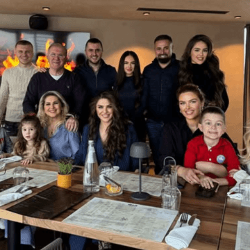 Mërgimi në Zvicërr, e Engji në pushime me familje e saj, shihet në lot nga mungesa e burrit të saj