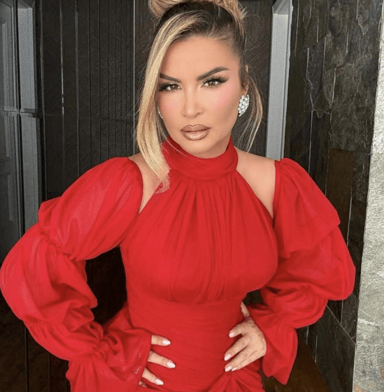 r1-1 Ryva Kajtazi nuk po iu lëshon rend çikave të reja, ajo merr vëmendjen në dasëm me fustan të kuq