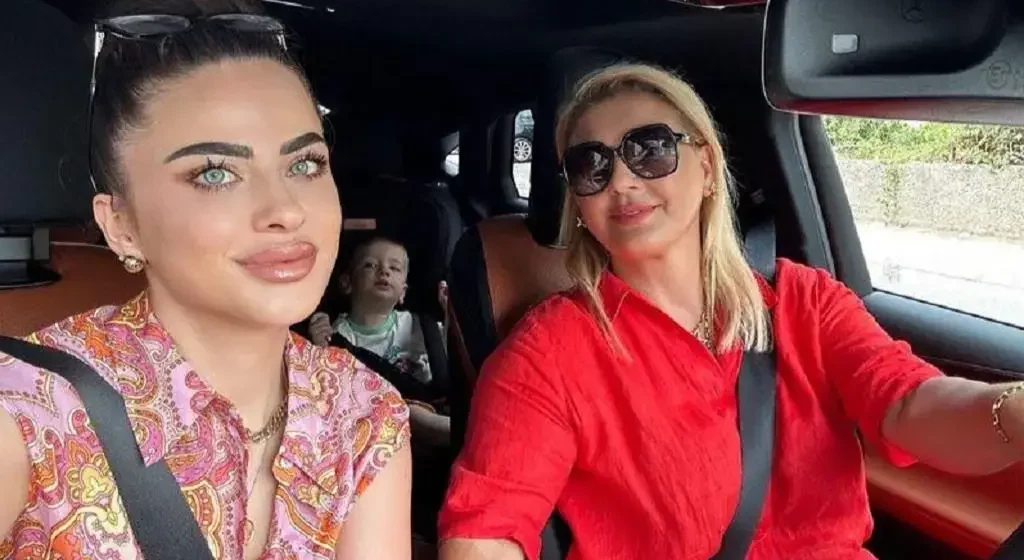 Pasi e bëri gjyshe për herë të tretë, Remzia ia mbushi qafën plot dukat e lira Gëzimes për lindjen e djalit