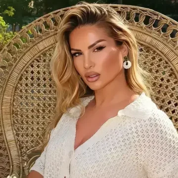 ryva-kajtazi Ryva Kajtazi më e dashuruar se kurrë, ajo po i bën hyzmet për qefi burrit, si të qohet me tabak në dorë