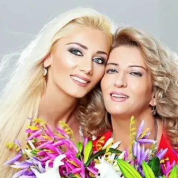 Si duket vetëm Shkurte Fejza ka mbetur pa e bërë fytyrën plastik, çika e saj e madhe i vërteton me një foto të gjitha